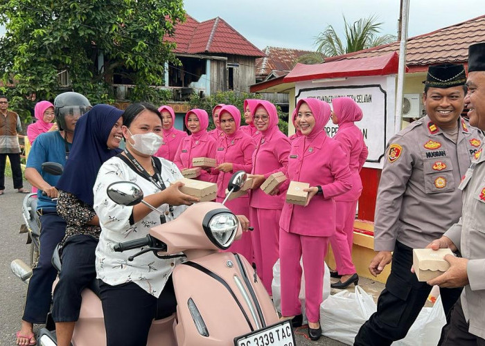 Polsek Pemulutan dan Bhayangkari  Bagikan Takjil Kepada Masyarakat