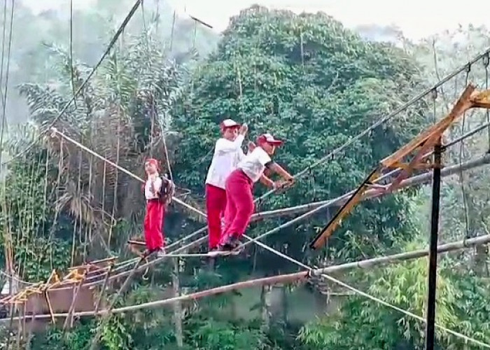 Aksi Nekat Pelajar Desa Sosokan Seberangi Sungai untuk Pergi Sekolah