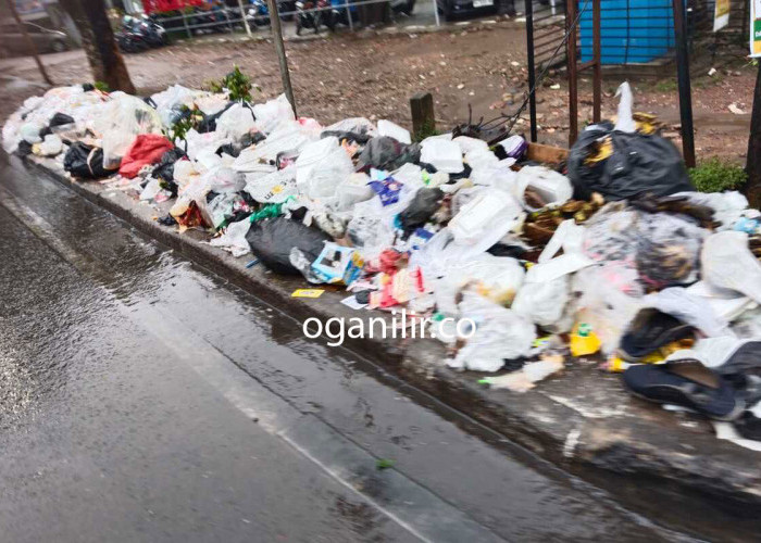 Sampah Menumpuk di Depan Kantor Disdukcapil Palembang