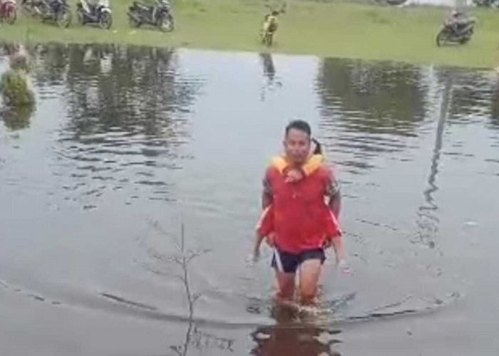Banjir tak Surutkan Langkah Anak-Anak di Rantau Bayur Sekolah