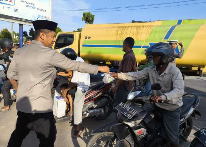 Polres Ogan Ilir dan Polsek Jajaran Bagikan Takjil di Bulan Suci Ramadan 1447 H