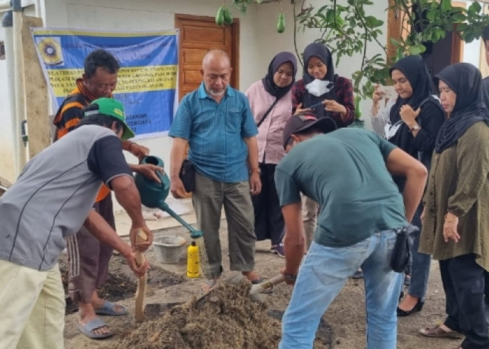 Fakultas Pertanian Unsri, Berikan Pelatihan Kompos Batang Pisang Ke Warga Desa Tanjung Pering.