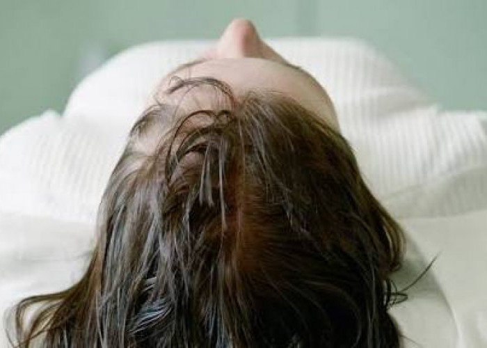 5 Efek Keseringan Tidur dalam Keadaan Rambut Basah