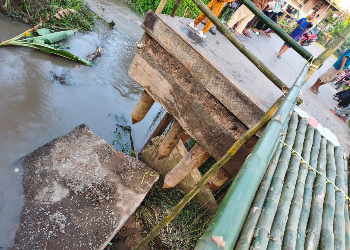 Jembatan Muara Kumbang Ogan Ilir Putus Diterjang Air Sungai