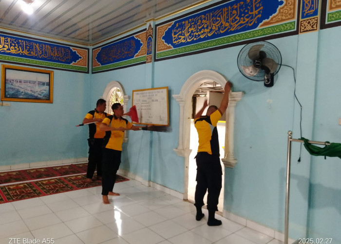 Jelang Puasa Ramadhan, Polsek Rantau Alai Bersihkan Masjid