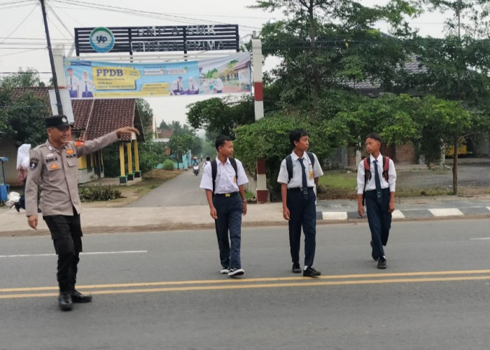 Cegah Kemacetan dan Kecelakaan Pelajar, Personel Polres Ogan Ilir Atur Lalin di Depan Sekolah