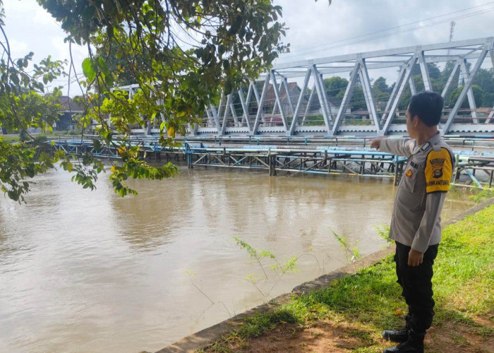 Di Duga Tercemar Limbah, Ikan Di Sungai Rambang Mati, Polsek Muara Kuang Cek  Lokasi 