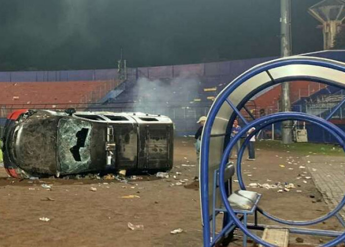 10 Mobil Polisi Hangus Dibakar Oknum Suporter Arema, Termasuk Tiga Mobil Pribadi juga Dihancurkan 