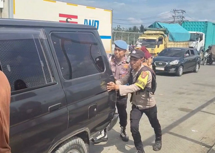 Aksi Sigap Polisi di Indralaya, Personel Polres Ogan Ilir  Bantu Perbaiki Mobil Pemudik di Tengah Kemacetan