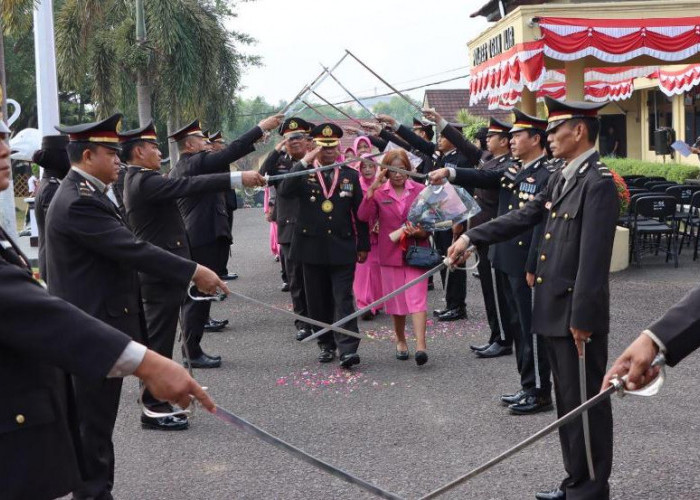 Pedang Pora  Mewarnai Pelepasan 14 Personil Polres Ogan Ilir Purna Bhakti