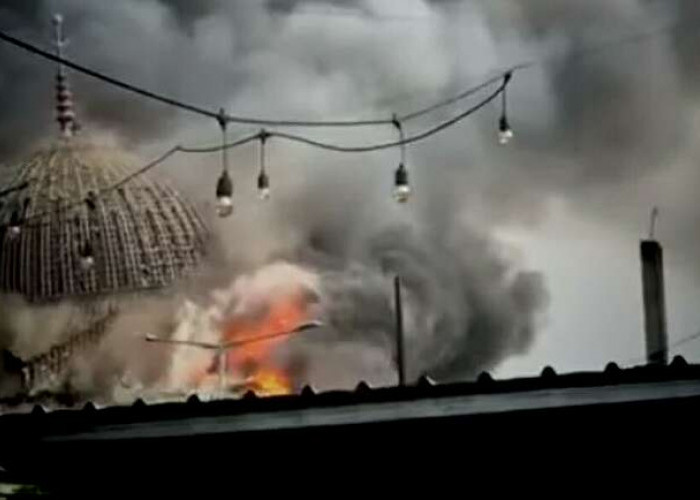 Pekerja Melelehkan Membran, Kubah Masjid Islamic Centre yang Sedang Direnovasi Terbakar