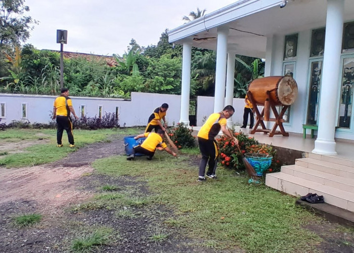 Sambut  Ramadhan, Polsek Tanjung Raja  Bersihkan Masjid