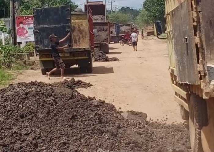 Manfaatkan Sisa Bongkaran Tol untuk Perbaikan Jalan Rusak 