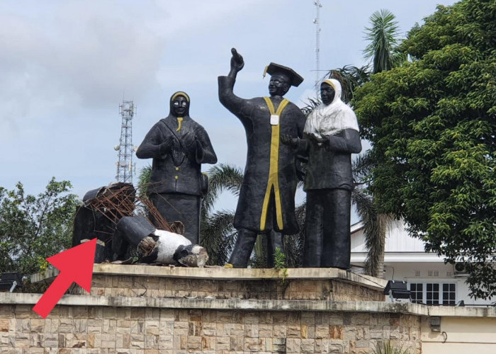 Patung Ikon Kota Santri Peninggalan Bupati Mawardi Yahya Roboh