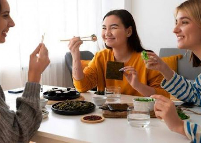 6 Kebiasaan saat Makan Malam di Luar yang Sering Dianggap Sopan, Sebenarnya Tidak Sopan