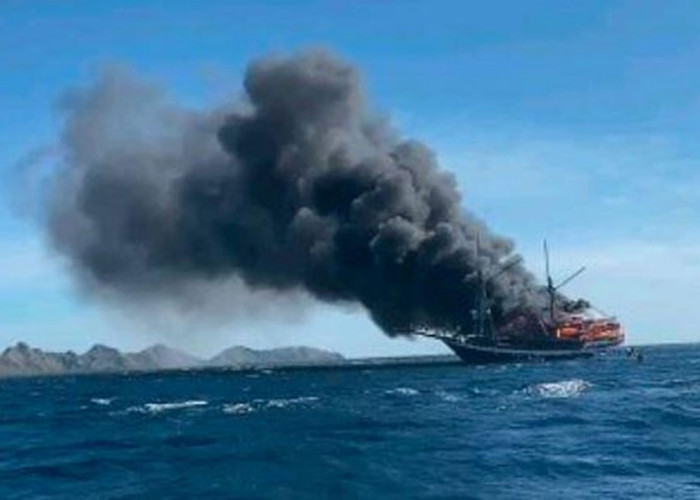Kapal Pinisi Terbakar di Labuan Bajo, Bagaimana Nasib Penumpang? 