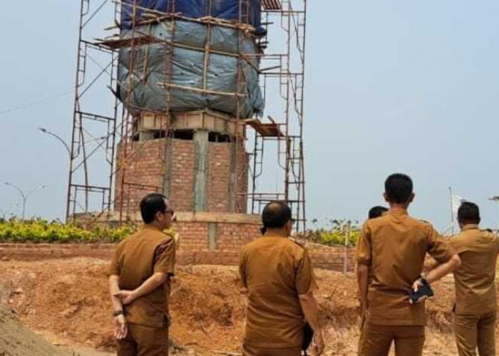 Sekretaris Dinas PUTR Banyuasin Tinjau Patung Bung Karno, Hasilnya: Wajah tak Mirip