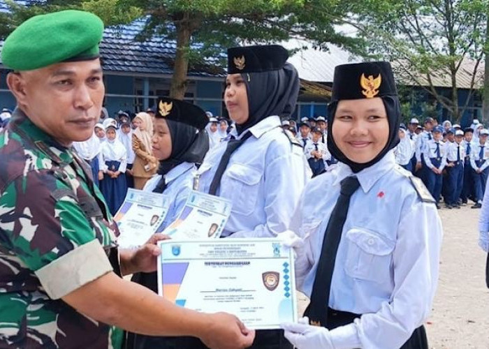 Danramil 402-10/Kayuagung Kapten Inf Zainuri Lantik 30 Siswa SMP Negeri 3 Kayuagung Jadi Anggota Paskibra