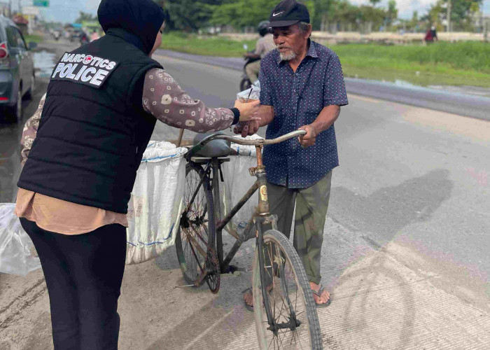 Sat Narkoba Polres Ogan Ilir Berbagi Takjil Jelang Berbuka 