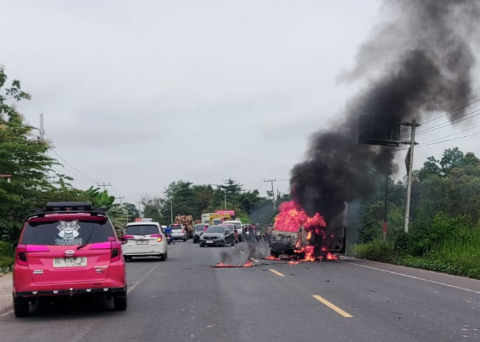 BREAKING NEWS: Mobil Putih Terbakar di Km 28 Indralaya Ogan Ilir