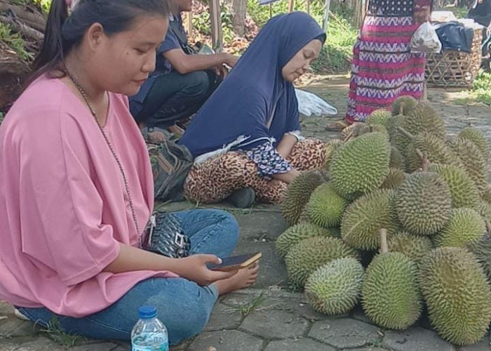 Jalan Protokol Lubuklinggau Dibanjiri Pedagang Durian Dadakan