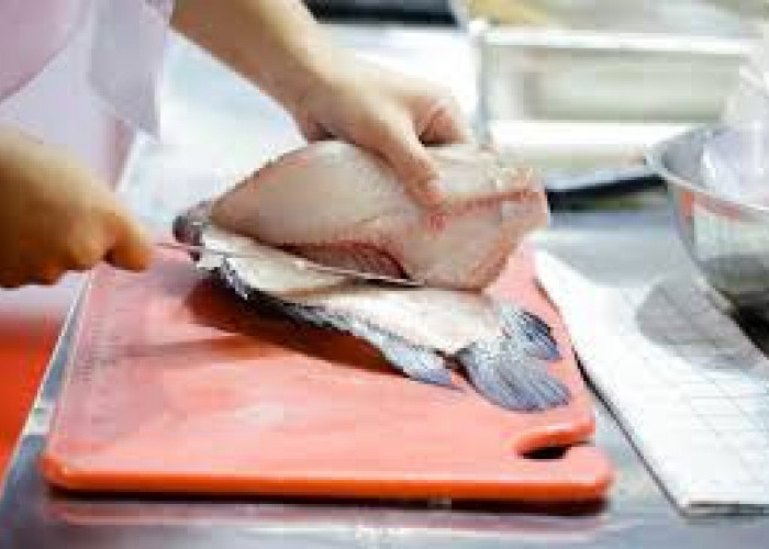 Begini Trik Memotong Ikan yang Benar agar Terpisah dari Tulangnya