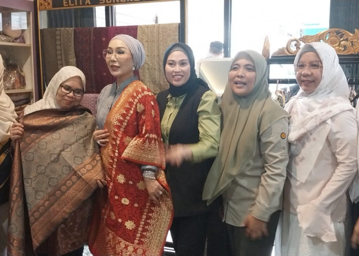 Ibu Kapolda Sumsel Kunjungi Elita Songket di Ogan Ilir, Dorong Kemajuan  UKM
