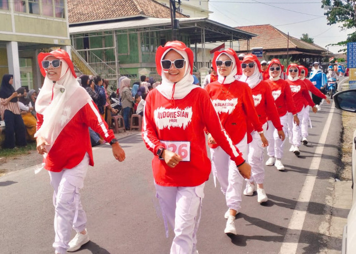 Semangat 45 Srikandi PWI OKI Ramaikan Lomba Gerak Jalan Tepat Waktu  