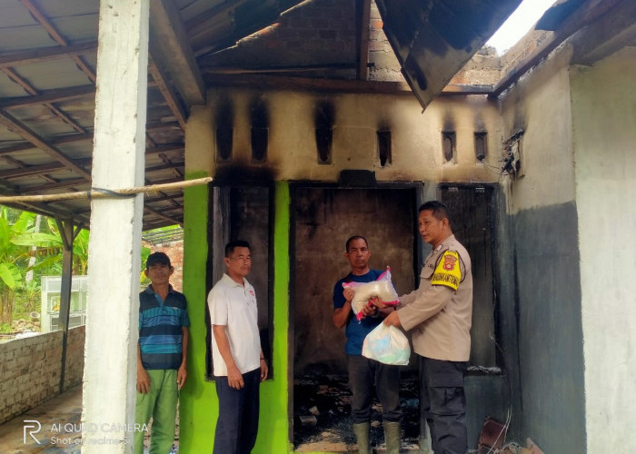 Ruman Terbakar, Polsek Tanjung Batu Berikan Bantuan Sembako 