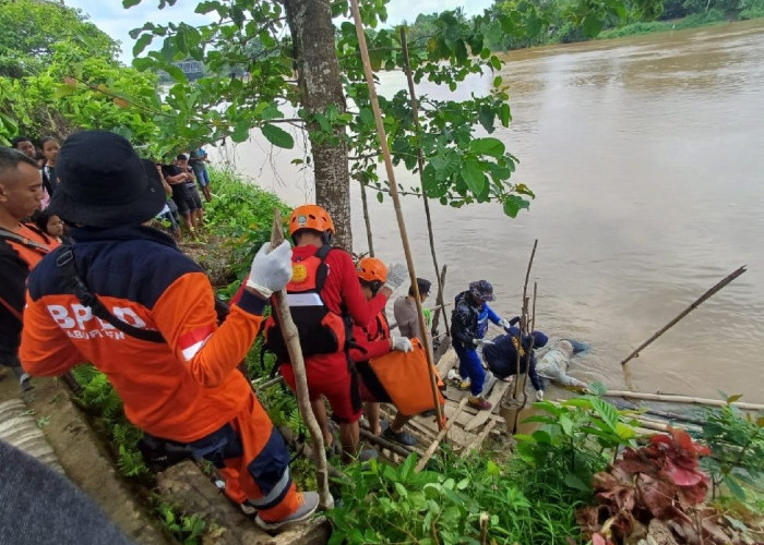 Tim Gabungan Polres Ogan Ilir dan Polres OKI Evakuasi Mayat Pria Pengemudi Speedboat  di Sungai Ogan