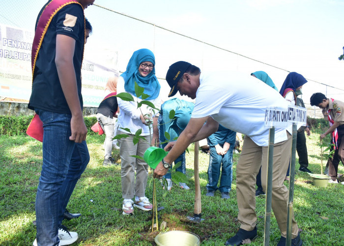 Peringati Hari Lingkungan Hidup Sedunia, Pj Bupati OKI Pimpin Penanaman Pohon