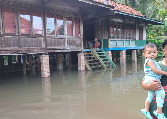 Puluhan Rumah  di Rambang Kuang Ogan Ilir Terendam Banjir, Polsek Muara Kuang Berikan Bantuan Sembako