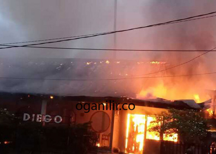 Kafe Diego Terbakar, 4 Mobil PBK Pemkot Palembang Dikerahkan