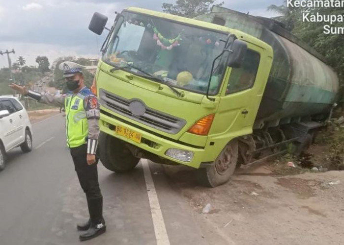 Truk Muatan CPO Terguling, Muatannya Dijarah Warga