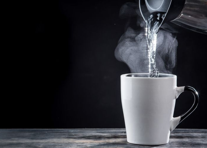 5 Khasiat Rutin Minum Air Hangat di Pagi Hari, Anak Muda Wajib Baca