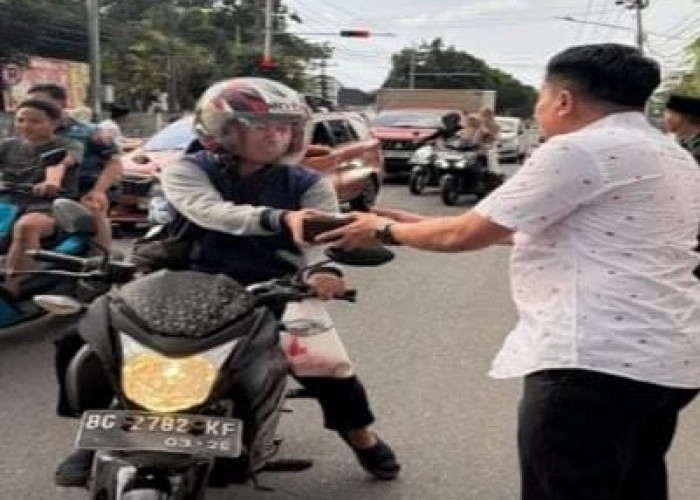 Ramadan Berbagi, Kejari OKI Bagikan Takjil