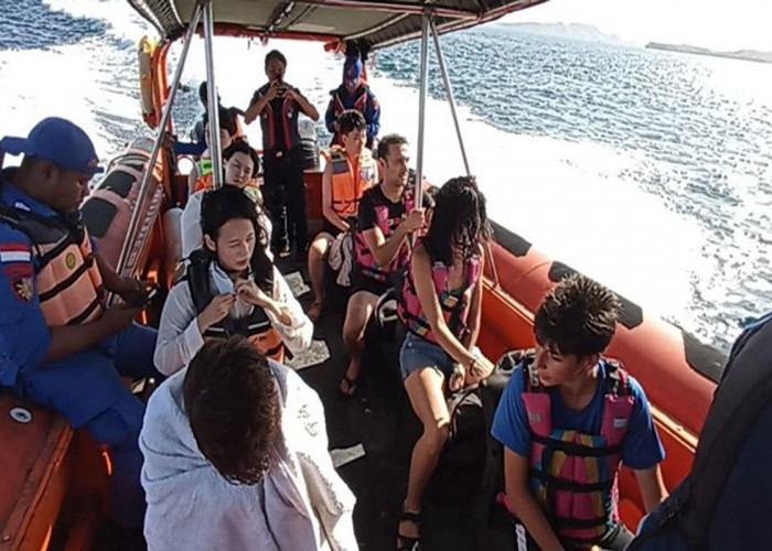 Kapal Wisata Membawa Turis Asing Dihantam Ombak di Labuan Bajo, Bagaimana Nasib Penumpang? 