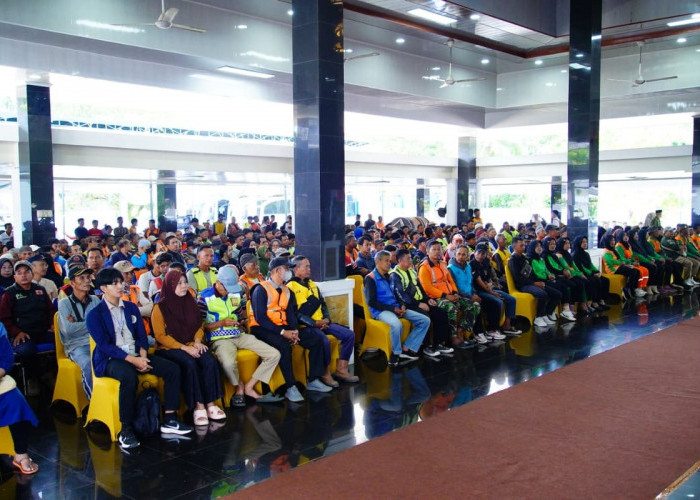 Pemkab Muba Bagikan THR Kepada Ribuan Kaum Dhuafa