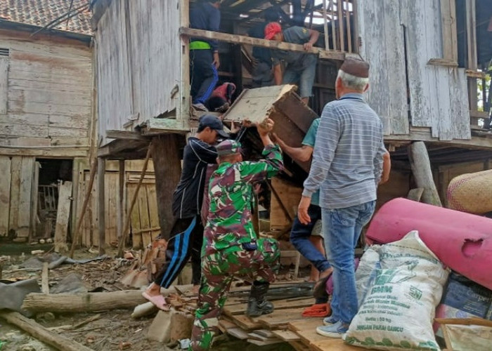 Babinsa Koramil SP Padang-Warga Perbaiki Rumah tak Layak Huni