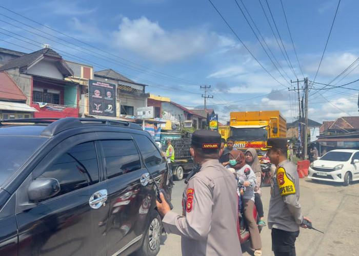 Kapolres Ogan Ilir Bersama Personel Urai Kemacetan Arus Mudik Jelang Lebaran 1447 H
