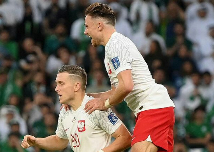 Babak Pertama, Polandia Unggul Berkat Gol Piotr Zielinski, Penalti Salem Al Dawsari Digagalkan Kiper Szczesny