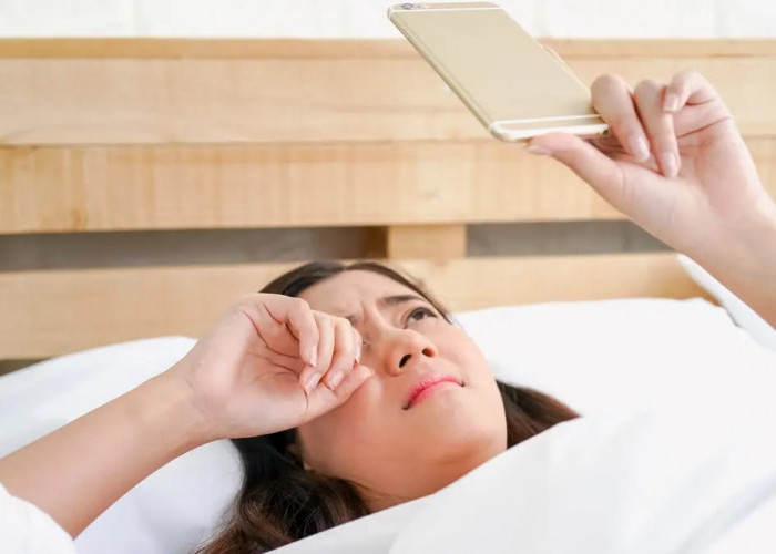 3 Dampak Buruk Kebiasaan Melihat Handphone saat Bangun Tidur