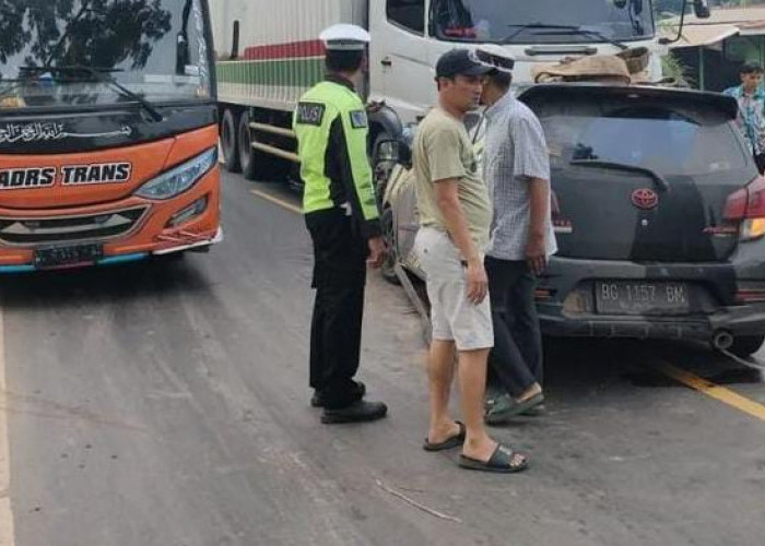 Diduga Supir Mengantuk, Mobil Toyota Agya Tabrak Truk Fuso