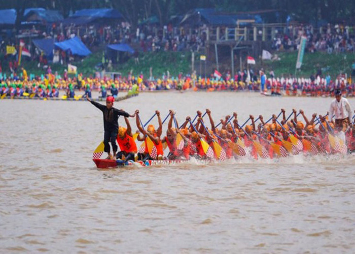 Viral Bocah Menari di Jalur Pacu Sampan Kuantan Sangingi, Kadis Pariwisata Riau Jelaskan Fungsi Penari