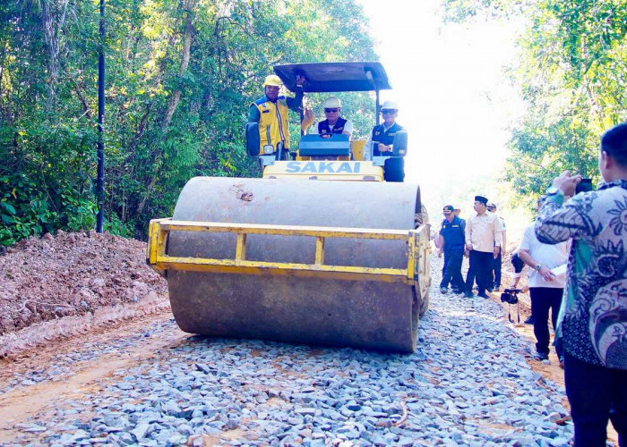 Jalan C5-Rimba Ukur Diperbaiki, Bupati Muba Tinjau Langsung Perbaikan 
