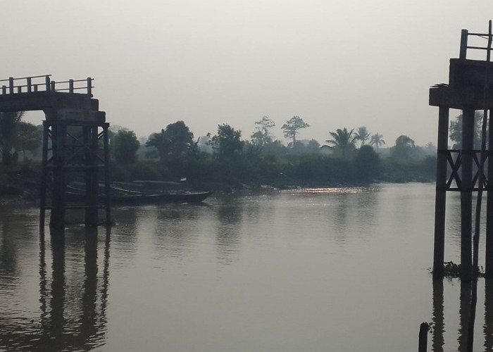 Jembatan Penghubung 2 Dusun Roboh Ditabrak Ponton