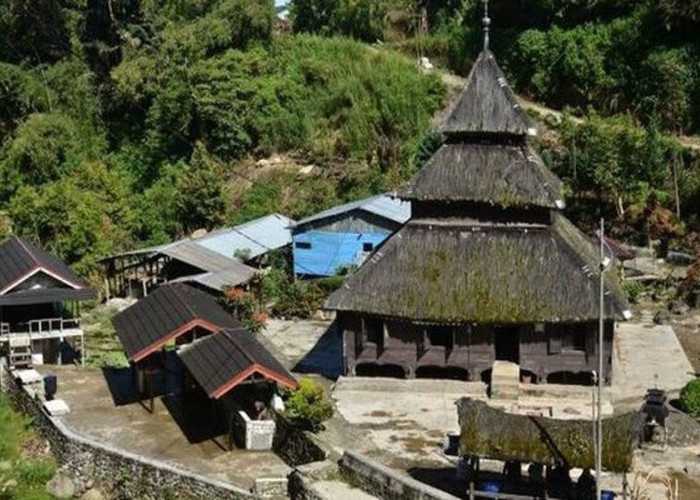 Masjid Tertua di Sumbar ini Atapnya dari Ijuk