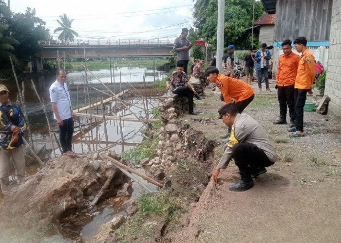 Polsek Tanjung Raja Cek Lokasi Longsor di Desa Pinang Mas, Dua Rumah Warga Terdampak