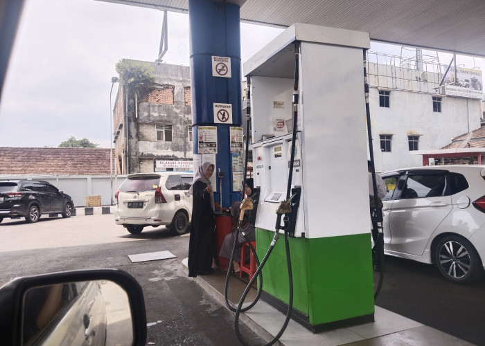 Lebaran, Pegawai SPBU Kenakan Baju Muslim