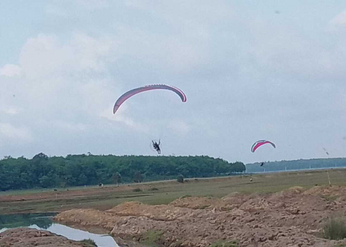 9 Atlet Paramotor Sumsel Atraksi di Lebak Deling OKI